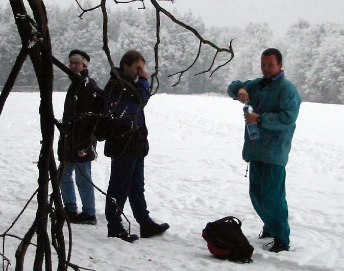 Kousek nad obcí Žebětín, asi tři kilometry po startu. Zleva Vitáskův bratr Martin, Karel zvaný Kakof (původce celé akce) a já.