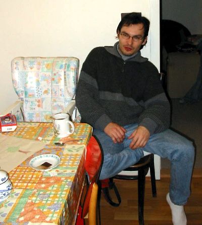 Sobota ráno, Vitáskův bratr Martin sedí u čaje. Teď už je zutý, ale předtím mi strašlivým způsobem zašlapal chodbu.