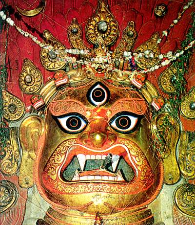 Zat�mco Chocho vl�dne toliko d�monem alkoholu, my, buddhist� vel�me cel�m arm�d�m pekeln� krvela�n�ch d�mon�.
