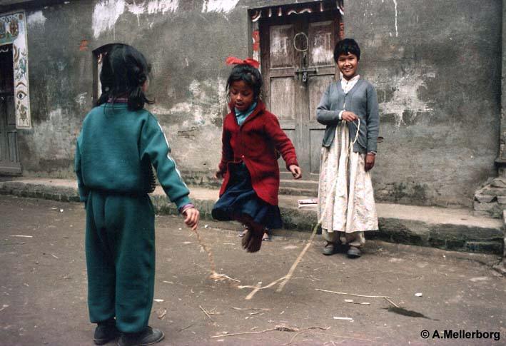 Bhaktapur, K�thm�nd�, Nep�l. D�ti si hraj� se �vihadlem.