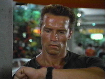 Arnold Schwarzenneger a jeho skv�l� hodinky ve filmu Commando (Komando)