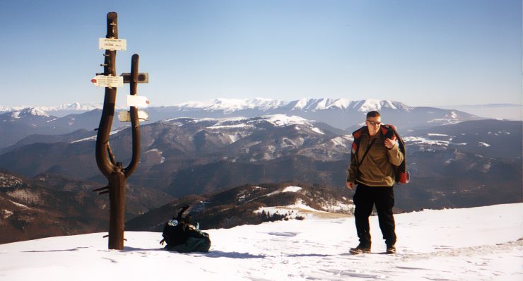 Ve�k� Fatra, �nor 2002. Adrian vulgo Chocho ve sv�ch pov�stn�ch ly�obot�ch, na rozcest� pod Kr�nou. Po�as� je ide�ln�. V pozad� h�eben N�zk�ch Tater, pokud to ov�em nen� n�co �pln� jin�ho.