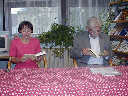 Alena a Ludv�k Vacul�k, sed�c�, �touc�.