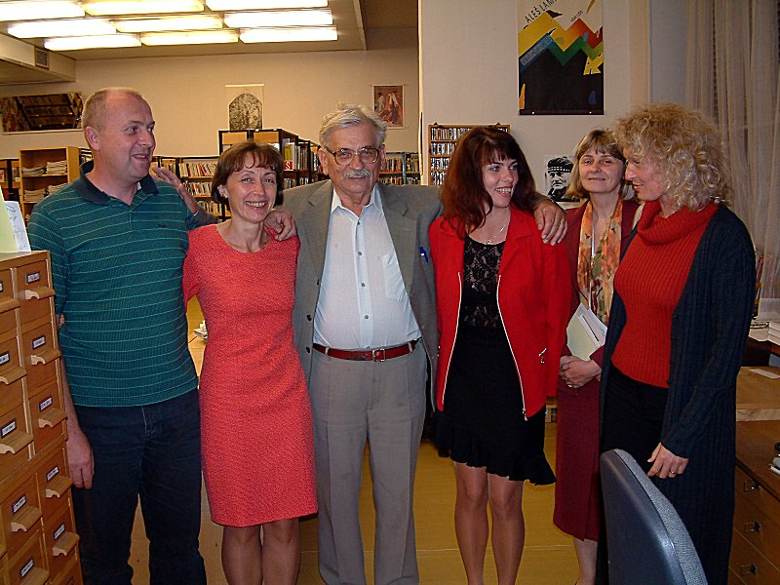 Ludv�k Vacul�k a jeho fanklub - zleva ��rliv� pan Ota, maskuj�c� vztek �irok�m �sm�vem, Alena, jeho �ena a inici�torka cel�ho toho skand�lu, pan Ludv�k Vacul�k, plno�eln� nahota by mu slu�ela l�pe, d�le vpravo pak t�i nezn�m�, av�ak dychtiv� obdivovatelky.