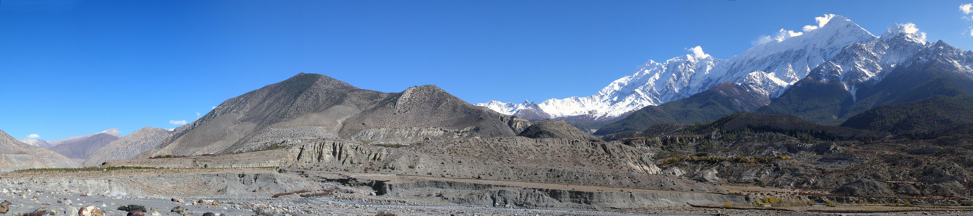 Mezi Jomsomem a Marphou, vpravo zasn�en� sedlo Mesokantu (Annapurna)