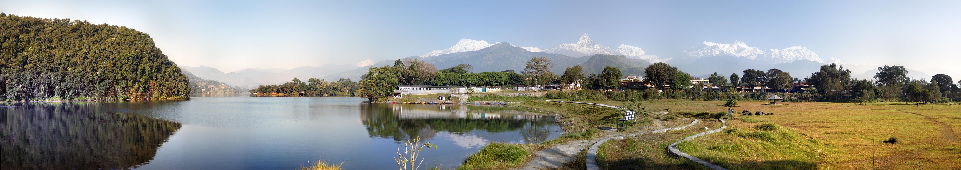 R�no u Phewa Lake, nad obzorem Annapurna (Pokhara)