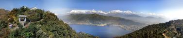 R�no pod stupou sv�tov�ho m�ru. Dole jezero Phewa, v d�lce Annapurna. (Pokhara)