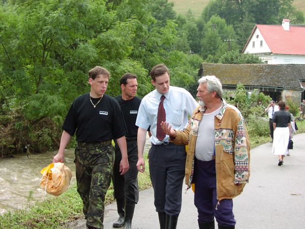 Neohro�en� minist�i zasahuj�, povodn� p�ed nimi ustupuj�, starostov� se raduj�, obyvatelstvo j�s� a Kakof to v�echno fot�.